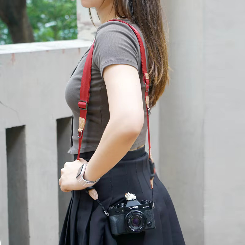 Universeller Kameragurt als Schulter- und Nackengurt mit Schnellverschluss und einstellbarer Länge für Sony, Nikon, Canon und Fuji in Grau oder Rot - Bild 2