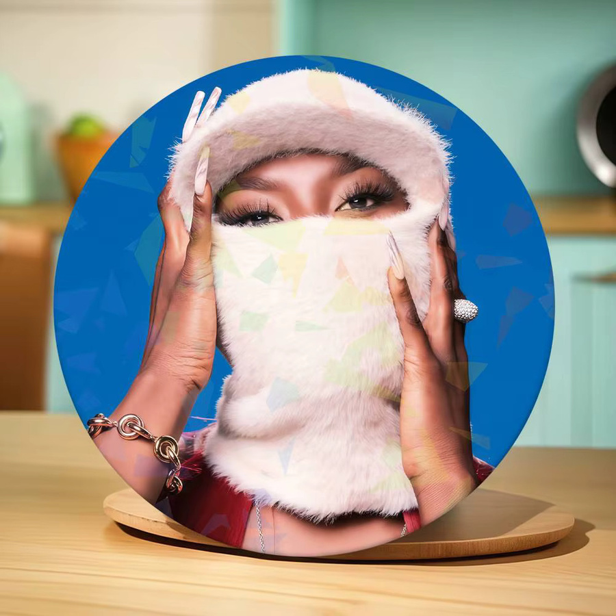 Singer A-Aya Nakamura Anstecknadel, runde Brosche, Cartoon - Bild 3