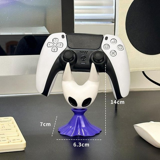 PRELEXT Hornet Hollow Knight Game Controller Ständer in Weiß, kompatibel mit PS5, PS4, Switch und Xbox, inklusive Handyhalter für deinen Schreibtisch - Bild 1