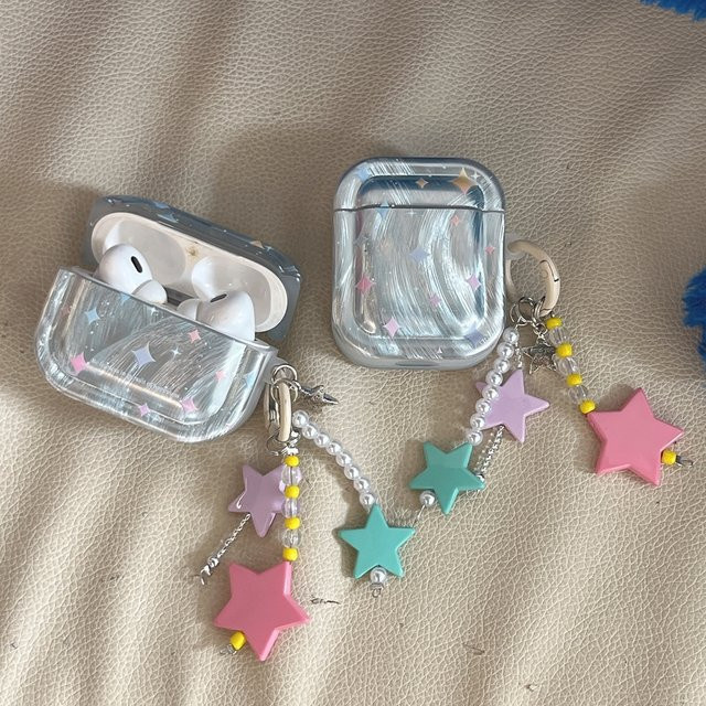 Silberne Apple AirPods Schutzhülle mit Feder-Garn-Textur und Sternen-Anhänger, transparent - Bild 1