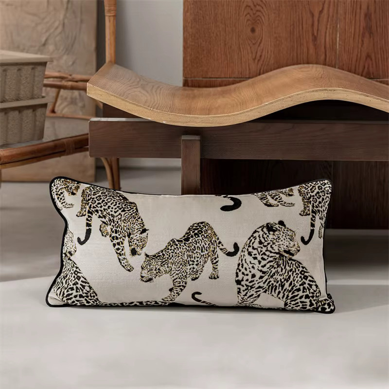 Formaso Leoparden-Chenille-Kissenbezug in Schwarz und Grün, rechteckig, B/H: 60 x 30 cm - Bild 1