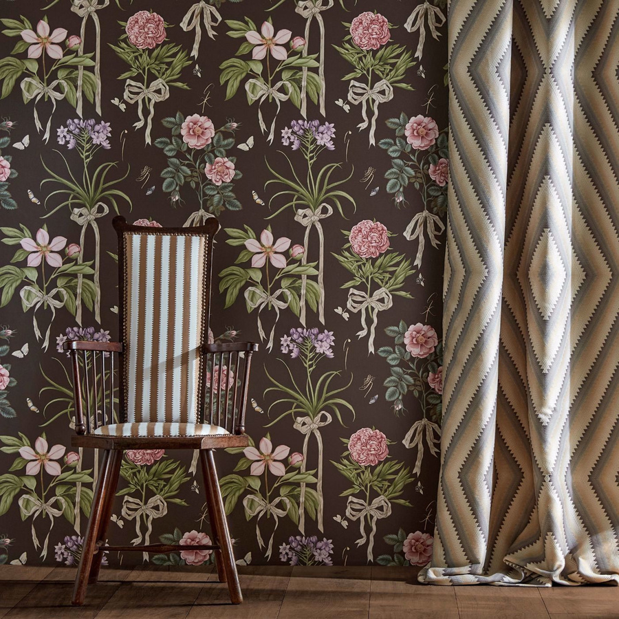 Sanderson Tapete Cupids Beau Morel Mantle in Braun und Mehrfarbig mit floralem und botanischem Muster - Bild 1