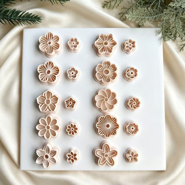 2-teiliges Set Blumen-Schneidformen aus Kunststoff für Polymer-Ton und Keramikhandwerk zur Herstellung von Ohrringen - Bild 1