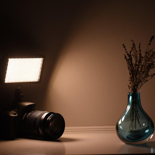 Andoer Kompaktes 228-teiliges LED-Studioleuchten-Set für Canon und Nikon in Braun - Bild 1