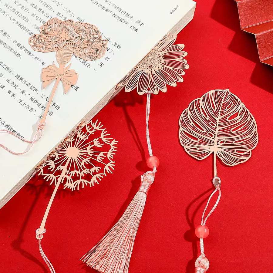 Goldenes Metall-Lesezeichen im chinesischen Stil mit Löwenzahnblütenblatt, hohler Quaste und Sonnenblume - Bild 2