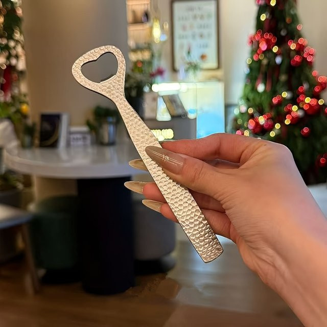 Robuster Flaschenöffner aus Edelstahl in Silber mit Hammerstruktur - Bild 1