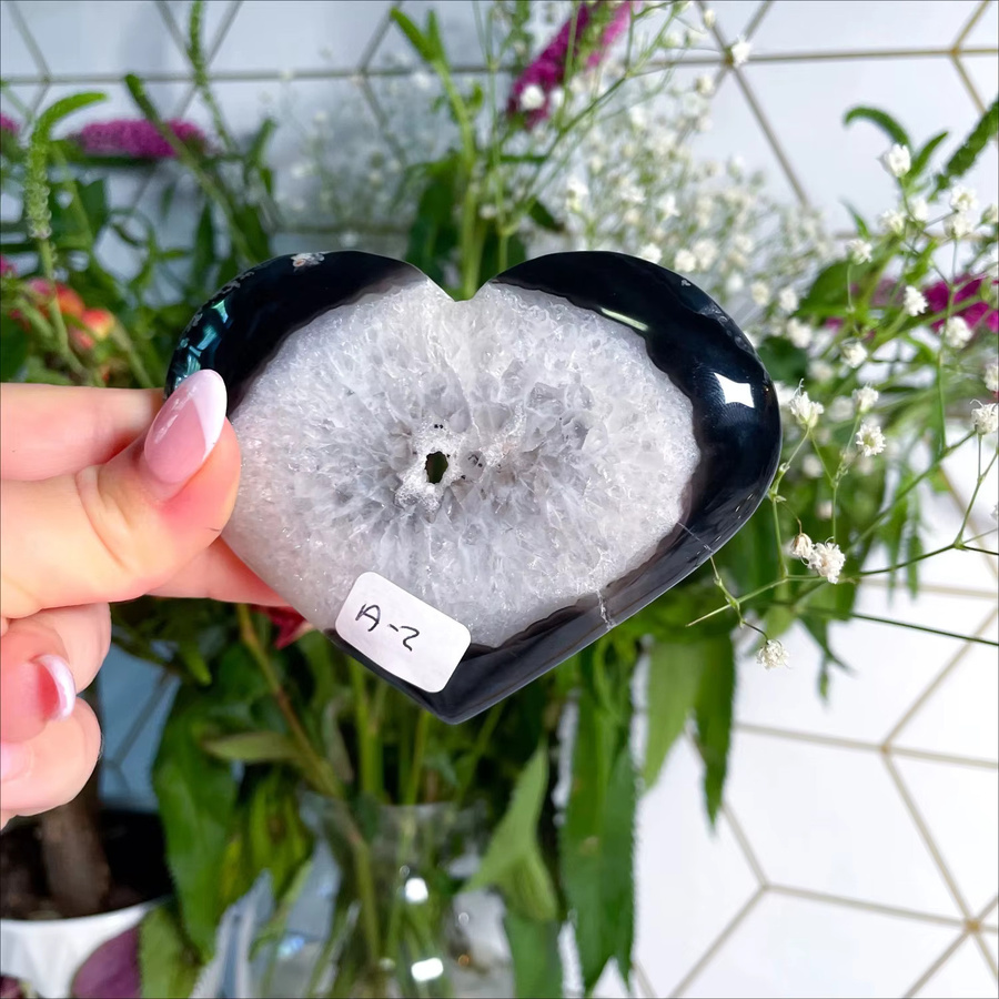 Herzförmiger Geodenkristall aus schwarzem Achat von CrystalHola zur Dekoration - Bild 3