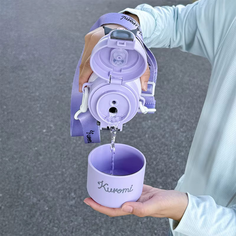 Sanrio Kuromi Edelstahl Isolierbecher in Lila mit Umhängeriemen, 500 ml tragbare Wasserflasche für Outdoor und Sport - Bild 1
