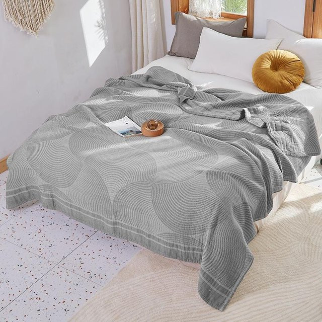 Überwurfdecke aus Baumwollgaze mit nordischem Geometrie-Design in Grau, B/B: 150 x 200 cm - Bild 1