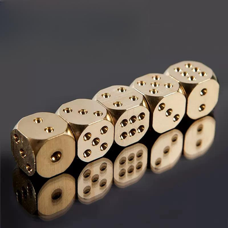 2 Stück handgefertigte Würfel aus reinem Kupfer in Gold, geometrische Metall-Ornamente für Schach- und Kartenspiele, Kantenlänge: 1,5 cm - Bild 2