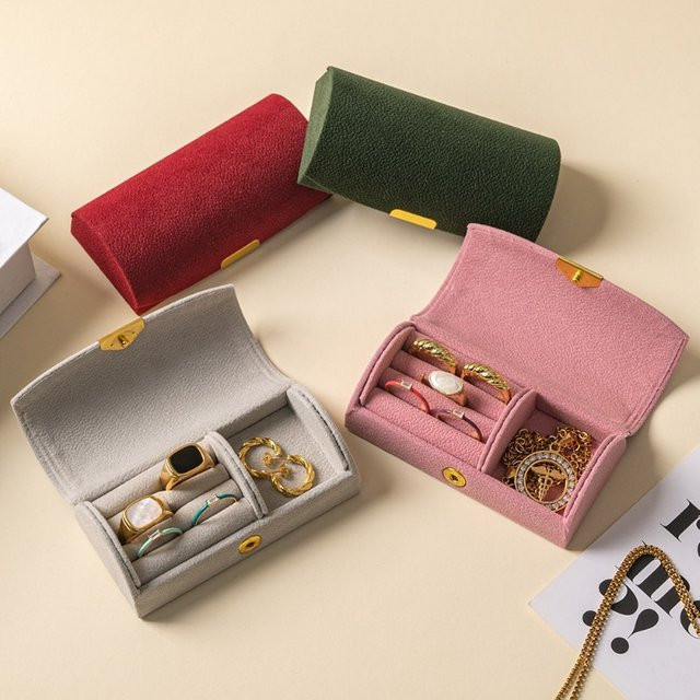 Luxuriöse Mini-Schmuckaufbewahrungsbox von luckyiasv aus weichem Stoff in Grün für Ringe und Juwelen - Bild 1