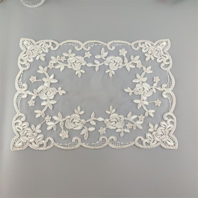 Rechteckige Tischdecke mit Spitzenstickerei und passendem Weinglas-Set in Grau, ideal als Abdeckung für Laptop, Ofen oder Mikrowelle sowie für festliche Dekorationen wie Weihnachten oder Hochzeiten, B/B: 30 x 42 cm - Bild 1
