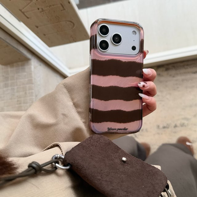 Wellenförmige Streifen Handyhülle für Apple iPhone 17 16 15 14 13 Pro Max in Braun und Hellrosa - Bild 1