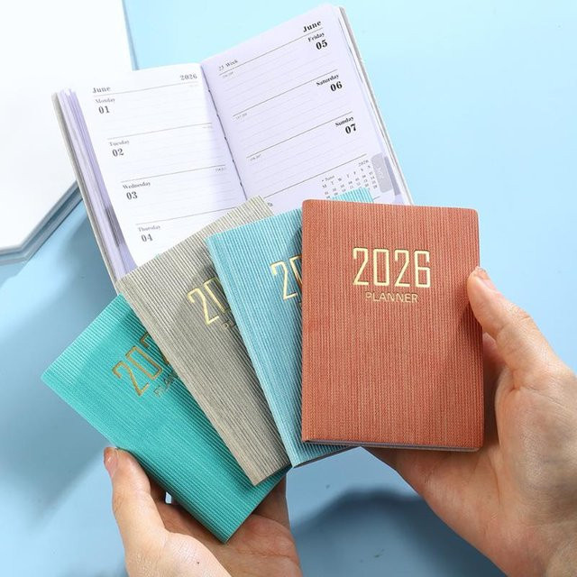 KOQZM Englisches Planerbuch 2026, Tragbares A7 Taschen-Tagesplanbuch mit Wochenkalender und Tagebuch-Funktion, Softcover, 120 Seiten - Bild 1