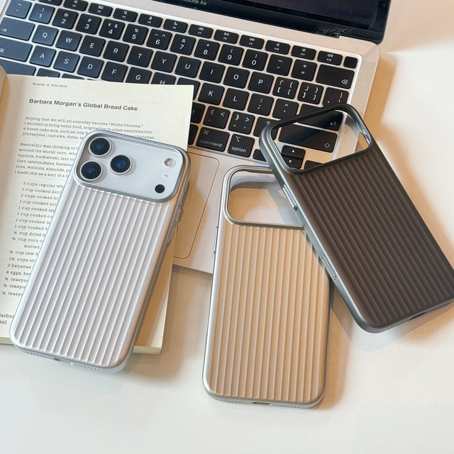 JINHR Magnetische iPhone Hülle mit 3D-Streifenmuster und MagSafe, Stoßfeste Matte PC Abdeckung für iPhone 17 Pro Max, 16, 15, 14, 17 Pro in Silber und Grau - Bild 1