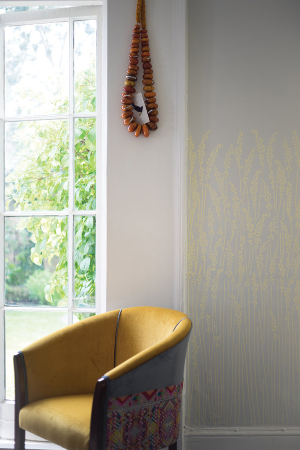 Farrow & Ball Tapete Feather Grass Ammonite in Dayroom Yellow und Grau - Bild 1