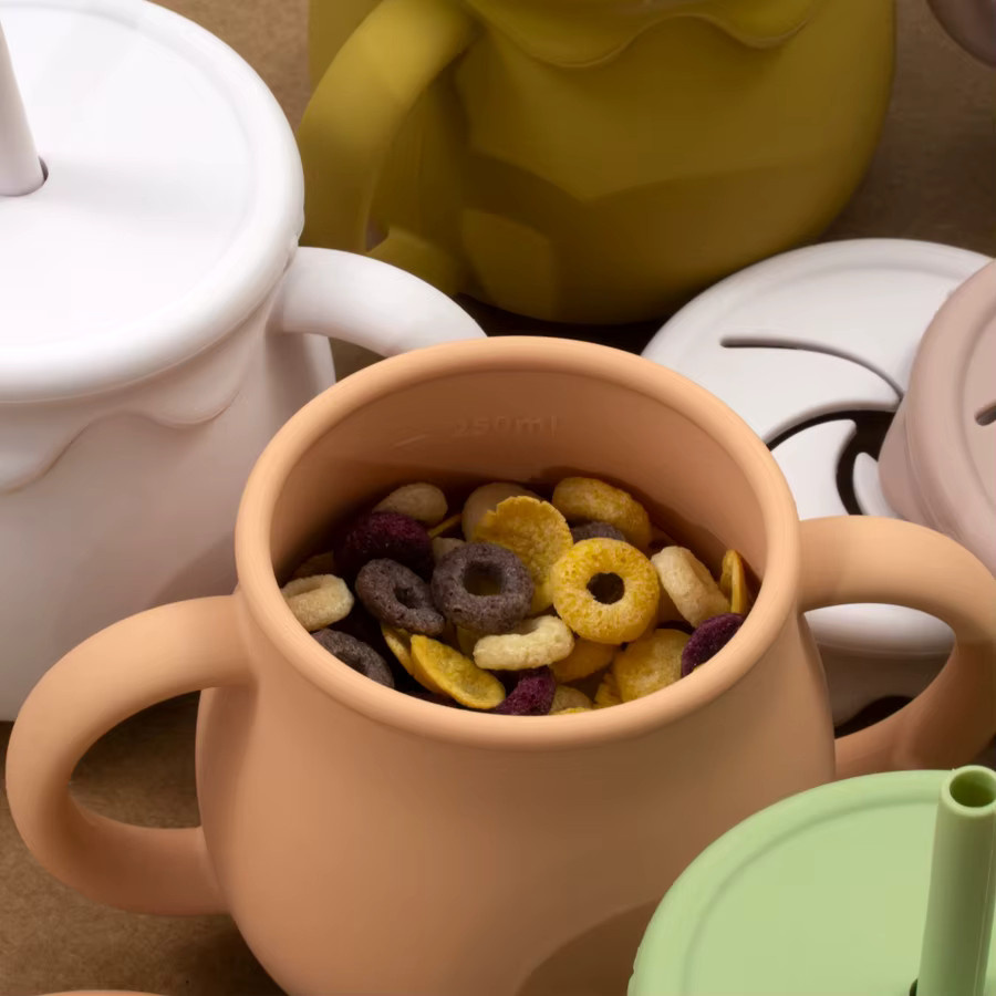 Tragbarer Dual-Zweck Trinkbecher und Snackbox aus Silikon für Neugeborene und Säuglinge mit Strohhalm - Bild 3