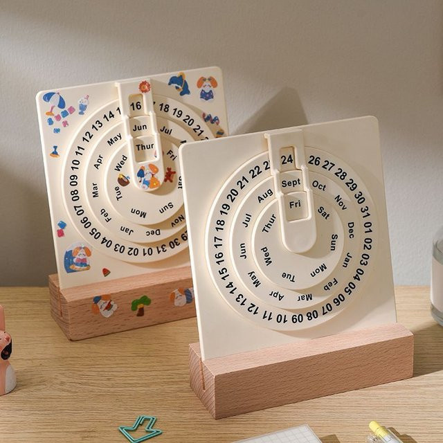 Ewiger Kalender 2026 in Plattenspieler-Optik als rotierender Tischkalender aus Holz in Weiß - Bild 1