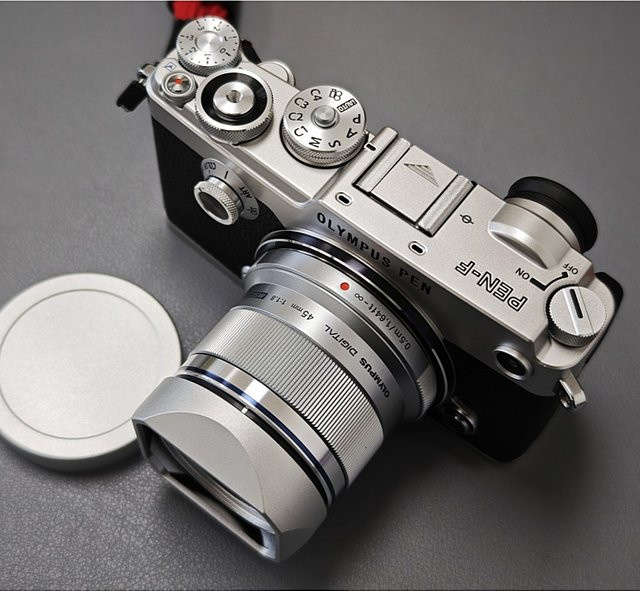Olympus M.Zuiko Digital 45 mm F1.8 Metall-Bajonett-Gegenlichtblende in Silber mit Metallkappe - Bild 1