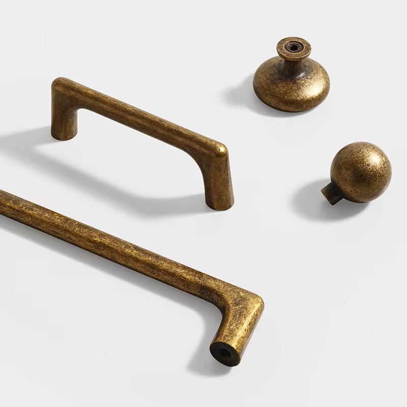 Antike Möbelgriffe und Schrankknöpfe im Retro-Design aus Messing in Bronze und Gold - Bild 2