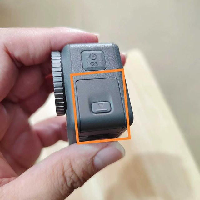 DJI Osmo Action 3 und Action 4 Ersatzteil USB-C Deckelabdeckung in Schwarz - Bild 1