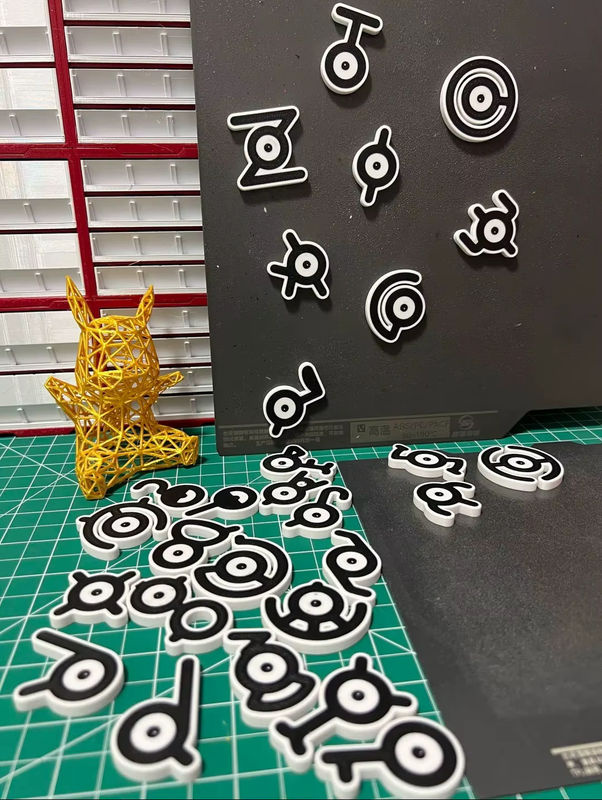Pokemon Unown Figur Modell aus Kunststoff in Gold und Silber für deinen Desktop oder Kühlschrank - Bild 5