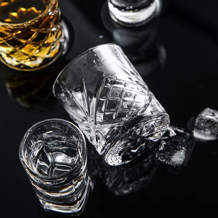 Transparentes Spirituosenglas aus Glas mit Gravur für Baijiu und Wodka-Verkostungen - Bild 2