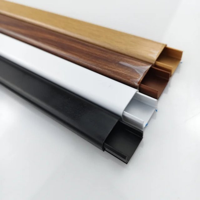 Selbstklebender PVC-Kabelkanal in Holzmaserung Schwarz, Bohrfreie Wandkabelabdeckung für dein TV-Kabelmanagement, B: 40 cm, H: 2 cm - Bild 1