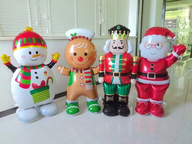 KUKUZHU Weihnachtsbaum Ständer Sockel mit Santa Claus, Schneemann und Elch Luftballons in Multicolor für deine Weihnachtsdekoration - Bild 1
