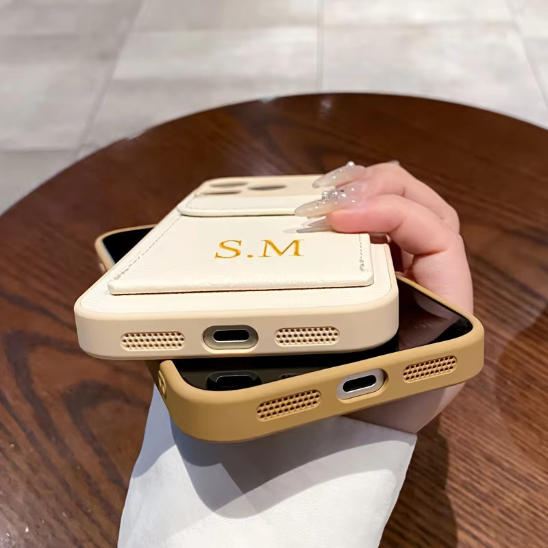 Personalisierte Lederhülle mit Initialen und Kartenfach für dein iPhone (Modelle iPhone 11 bis iPhone 17 Pro Max) von YLUOYI in Orange oder Beige - Bild 3