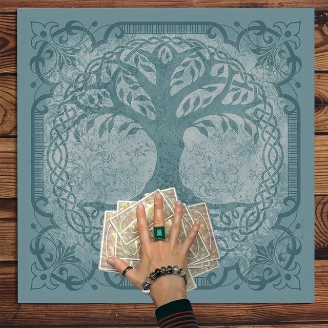 VIKAMA Tischdecke mit keltischem Baum des Lebens in Blau-Grün und goldenem Totem, wasserfest und schmutzabweisend für Tarot und Meditation - Bild 1