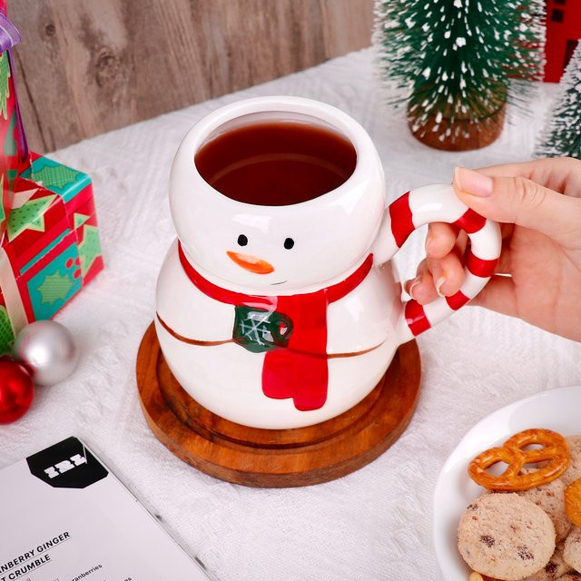 Weihnachtliches Keramik-Geschenkset mit Schneemann-Kaffeetasse und Socken in Weiß - Bild 1