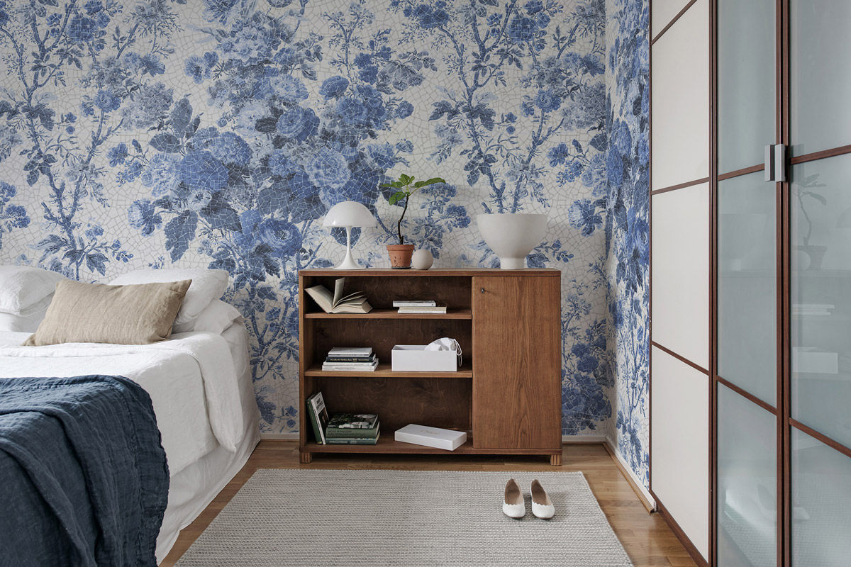 Rebel Walls Mural Porcelain Blue – Florales Vintage Wandbild in Blau - Bild 3