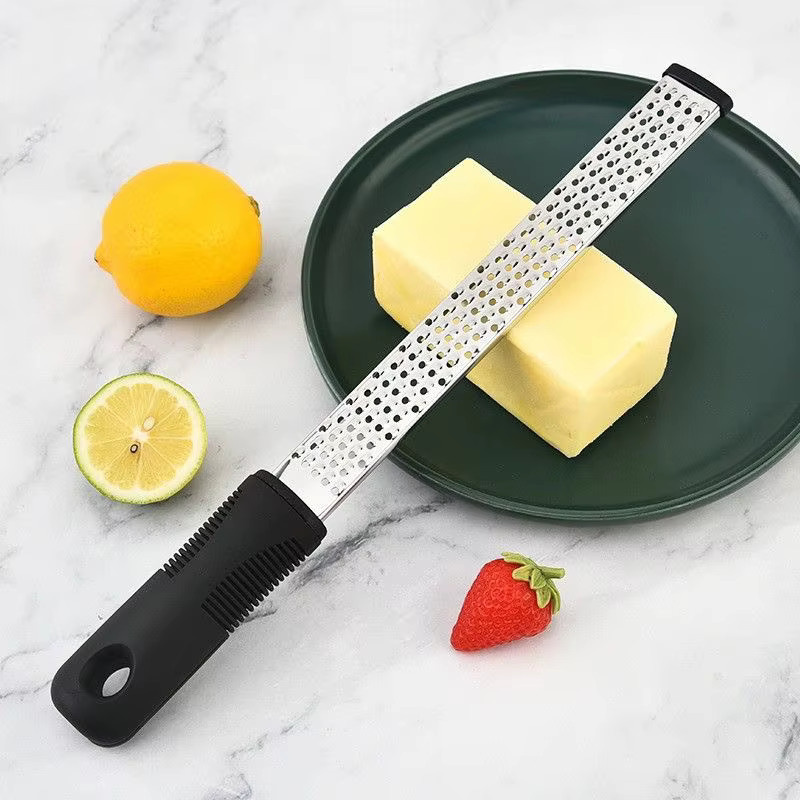 Manuelle Edelstahl-Reibe in Silber für Käse, Gemüse, Obst und Schokolade - Bild 2