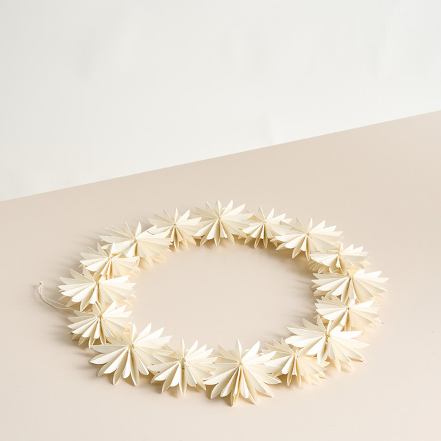 Papierkranz Sterne von Blume2000 in Weiß und Beige für Weihnachten - Bild 1