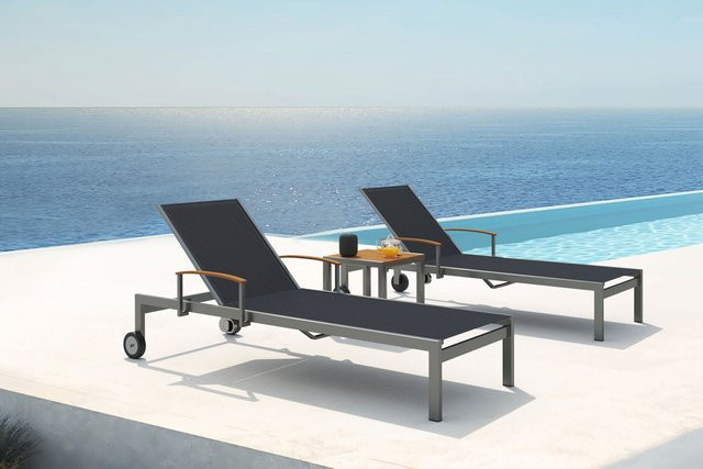 OUTFLEXX 2er-Set Sonnenliegen mit Beistelltisch in Schwarz aus Teak und Edelstahl, B/T/H: 195,5 x 74 x 35 cm, Beistelltisch: 45 x 45 cm - Bild 1