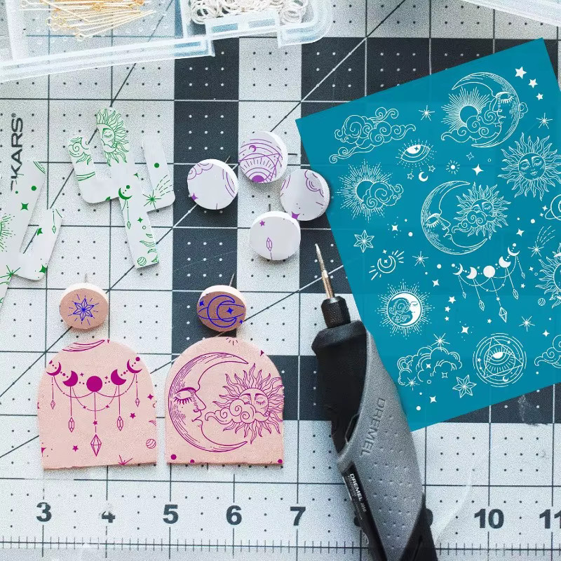 Wiederverwendbare Siebdruck-Schablone mit Mondmuster für Polymer-Ton-Schmuck, Breite: 12,7 cm, Höhe: 10,2 cm - Bild 2