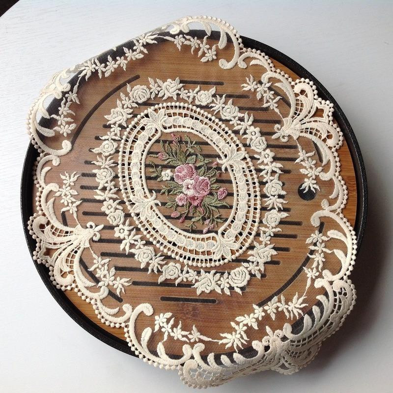 Ovaler bestickter Untersetzer aus Milchseide von Yiran Furniture in Beige mit floralem Design - Bild 2