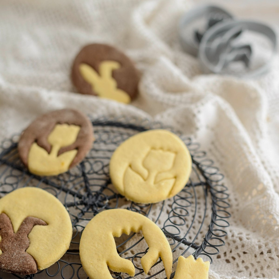 Dr. Oetker Ei-Ausstecher Goldiges Ostern mit Motiv Hase und Tulpe, 2 Stück aus Metall, Gold - Bild 1