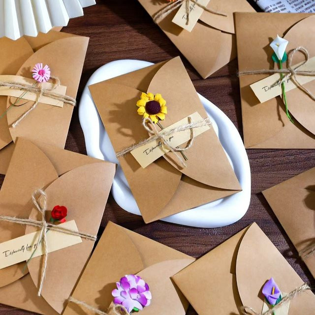 Handgemachte Retro-Grußkarten aus braunem Kraftpapier mit getrockneten Blumen - Bild 1