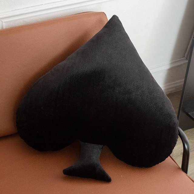 Yiran Health & Beauty Poker Plüschkissen mit Herz- und Karo-Design in Rot und Schwarz, weich gefülltes Squishy-Kissen zur Dekoration für Sofa, Stuhl oder Bett - Bild 1