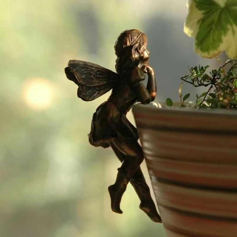 Dekorative Fee als hängende Tasse aus Harz mit Blumenkorb für Garten und Topf-Rand - Bild 5