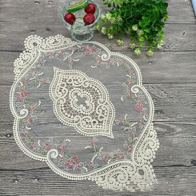 Set aus 4 handgefertigten französischen Häkeldeckchen mit floralem Spitzenmuster in Weiß, Oval, B/T: 44 x 31 cm - Bild 1