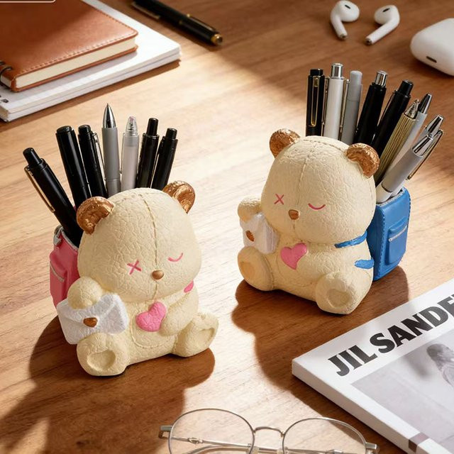 Niedlicher Bären-Stifthalter mit Rucksack als Schreibtisch-Dekoration in Beige aus Resin - Bild 1