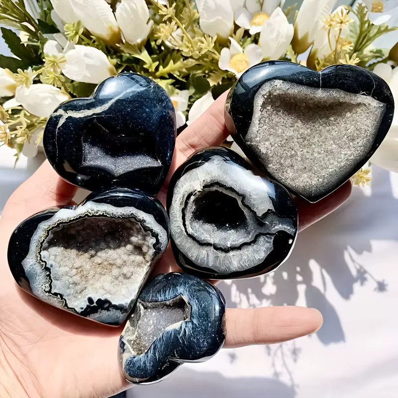 Herzförmiger Geodenkristall aus schwarzem Achat von CrystalHola im Boho-Stil zur Tischdekoration - Bild 3