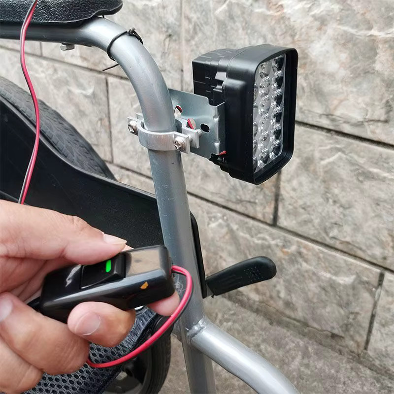 Yuwell Elektrorollstuhl-Beleuchtung Nachtlicht mit zwei Schnittstellen in Schwarz - Bild 2