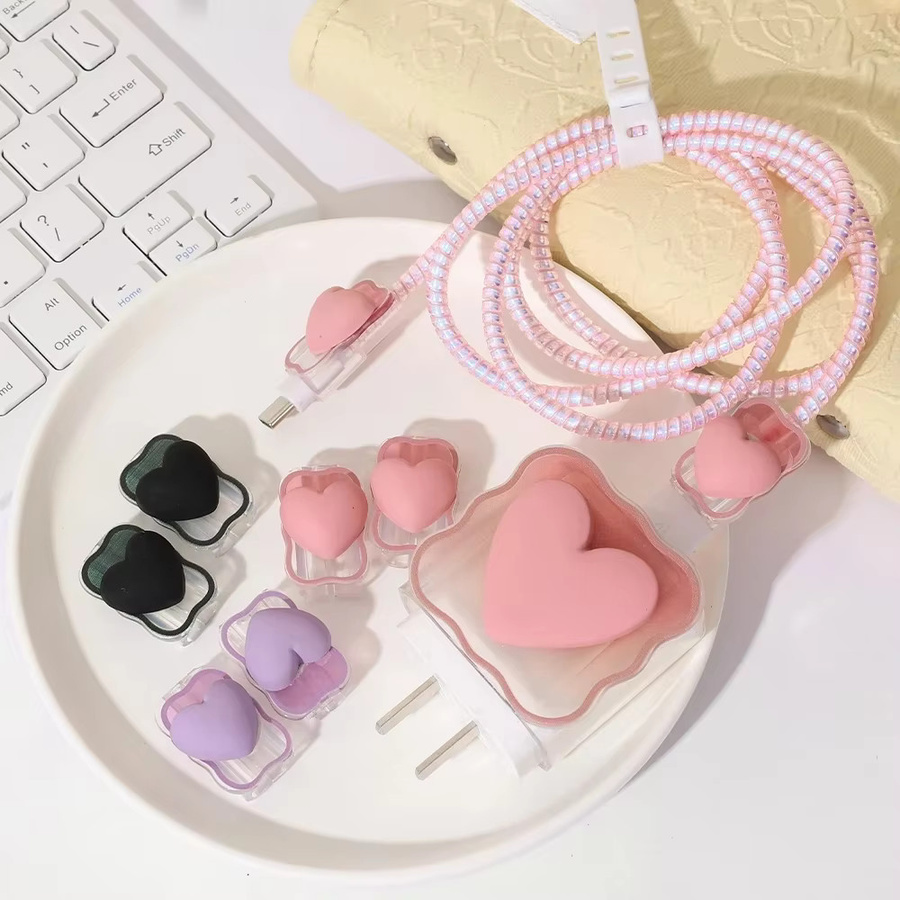 Weiche Silikon Schutzhülle mit 3D Herz Design für iPhone 18W und 20W Ladegeräte in Pink und Schwarz - Bild 1