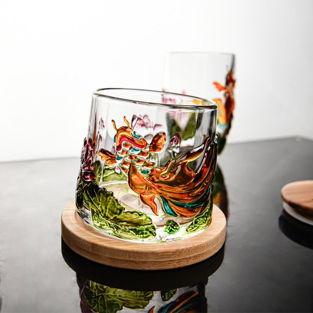 Kristallglas Weinglas mit buntem Koi-Fisch Relief Design für Whiskey und Wein - Bild 1