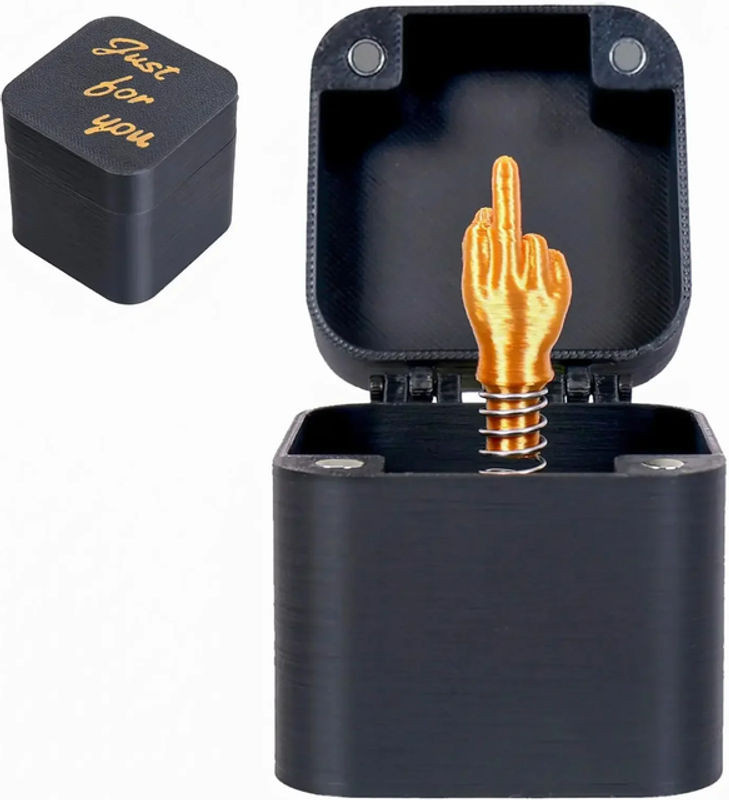 Lustiger Mittelfinger in Box als Schreibtischdekoration aus Kunstharz in Schwarz und Gold - Bild 1