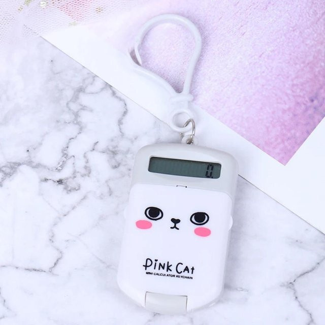 Kawaii Mini Taschenrechner mit 8-stelliger Ziffernanzeige als niedlicher Cartoon Schlüsselanhänger in Weiß - Bild 1